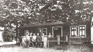 Gründung im Jahr 1900, gleiche Stelle in der Bahnhofstraße